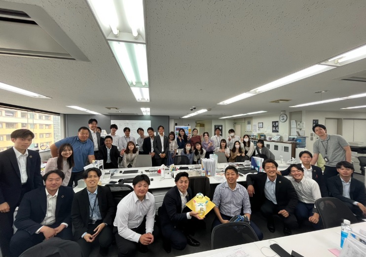 菅沼さんのお誕生日会に社内の皆さんと。